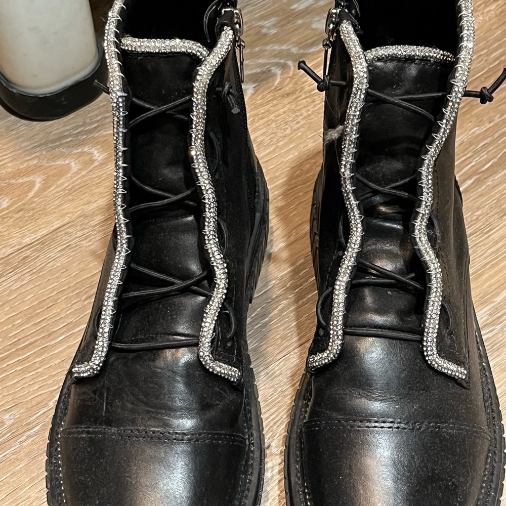 COPY - SCHUTZ COMBAT BOOTS… THESE ARE SO BAD ASS 😎 Size: 8.5 (unisex) Women’s S…